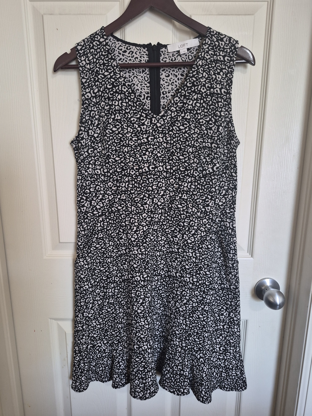 Size M LOFT Black and White Leopard Print V-Neck Sleeveless Dress